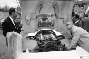 1969年、ポルシェ917 LHとフェルディナント・ピエヒ（左）。