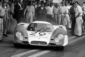 1969年オーストリア・ツェルトベクにてクルト・アーレンスが乗るポルシェ917 KH。後ろにフェルディナント・ピエヒの姿も。