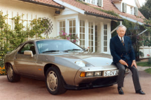 1979年、ポルシェ928Sの前で70歳の誕生日を祝われたフェリー・ポルシェ。