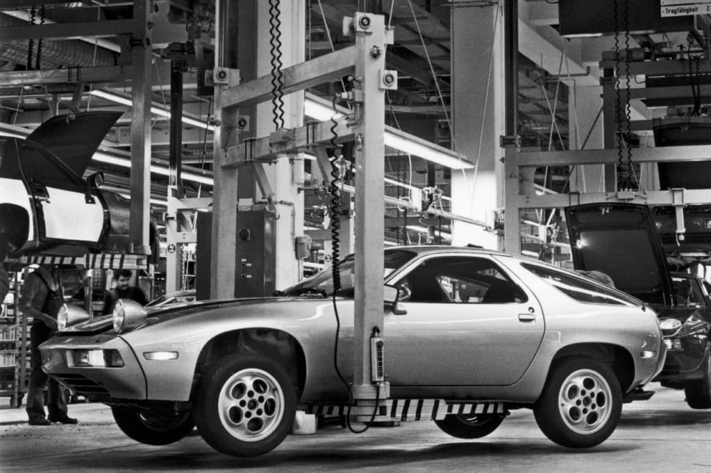 1980年のポルシェ928生産風景。