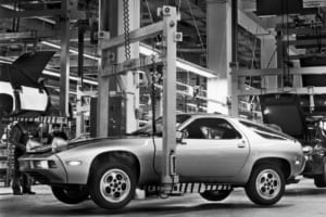 1980年のポルシェ928生産風景。