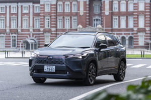 【2025年モデル試乗】新型トヨタ「カローラ クロス」、驚きの進化。その実力に迫る