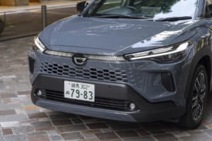 トヨタ・カローラ クロス：左右のヘッドランプから直線的につながるセンターランプを採用。ワイドな発光部と上下の光のグラデーションがフロントの存在感を際立たせ、被視認性にも貢献。