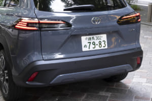 トヨタ・カローラ クロス：すべての光源にLEDを採用し消費電力の低減に寄与。ヘッドランプと共通性を持たせたライン発光がリアに先進的な印象を与えるとともに、後続車からの高い視認性を確保。