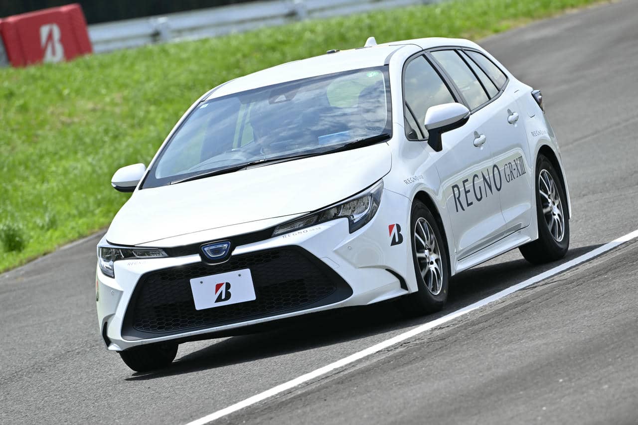 ブリヂストンタイヤ実車評価技術 体感試乗会のドライハンドリング路