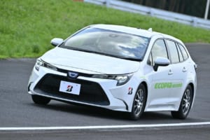 ブリヂストンタイヤ実車評価技術 体感試乗会のドライハンドリング路