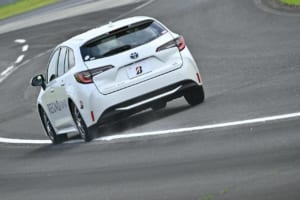 ブリヂストンタイヤ実車評価技術 体感試乗会のドライハンドリング路