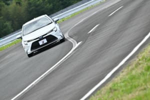 ブリヂストンタイヤ実車評価技術 体感試乗会のドライハンドリング路