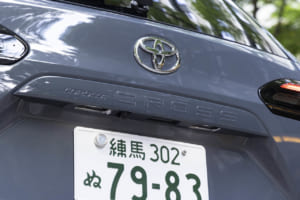 トヨタ・カローラ クロス：車名はさりげなく入ることになり、リアのエンブレムはHEVのみの表示に。