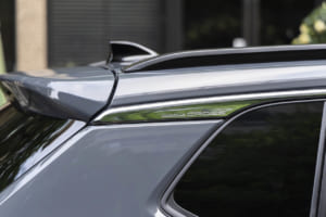 トヨタ・カローラ クロス：車名はさりげなく入ることになり、リアのエンブレムはHEVのみの表示に。
