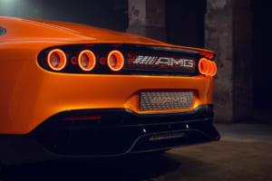 CONCEPT AMG GT XX：リアの中央部には700個以上のLEDを配置。あえてドット状に点灯させることでオリジナルのグラフィックやメッセージを点灯することもできる。