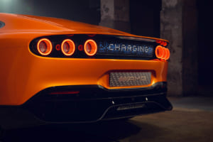 CONCEPT AMG GT XX：リアの中央部には700個以上のLEDを配置。あえてドット状に点灯させることでオリジナルのグラフィックやメッセージを点灯することもできる。