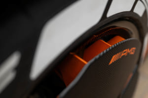 CONCEPT AMG GT XX：ホイールキャップは電動式で、状況に応じて浮き上がったり閉まったりする。このための電力は、各車輪に設けられたダイナモが発電する。