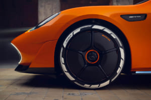 CONCEPT AMG GT XX：ホイールキャップは電動式で、状況に応じて浮き上がったり閉まったりする。このための電力は、各車輪に設けられたダイナモが発電する。