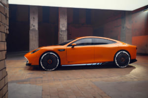 CONCEPT AMG GT XX：サイドシルのグレーの部分には発光塗料が塗られている。電気を通せば光る特殊な塗料で、例えば充電中にはそれを知らせるように発光する。