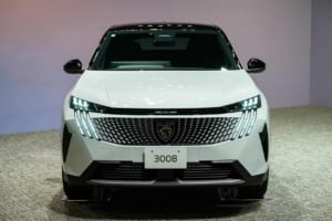 新型プジョー3008フロントビュー