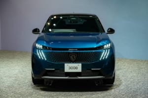 新型プジョー3008フロントビュー