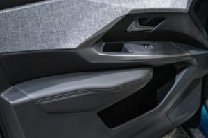 新型プジョー3008ドアトリム