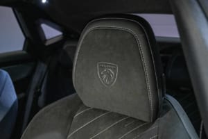 新型プジョー3008ヘッドレスト