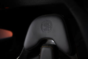 CONCEPT AMG GT XX：シート表皮に使われているフェイクレザーは、実際にGT3のレースで使用された廃タイヤをリサイクルしたもの。耐久性は本革よりもあるという。