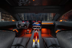 CONCEPT AMG GT XX：オレンジ色の照明による演出は、コンセプトモデル用だろうが、F1マシンに似た形状のステアリングや、大型の液晶パネルなどは量産車にも採用されるかもしれない。
