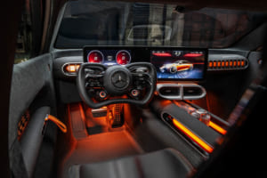 CONCEPT AMG GT XX：オレンジ色の照明による演出は、コンセプトモデル用だろうが、F1マシンに似た形状のステアリングや、大型の液晶パネルなどは量産車にも採用されるかもしれない。