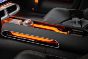 CONCEPT AMG GT XX：オレンジ色の照明による演出は、コンセプトモデル用だろうが、F1マシンに似た形状のステアリングや、大型の液晶パネルなどは量産車にも採用されるかもしれない。