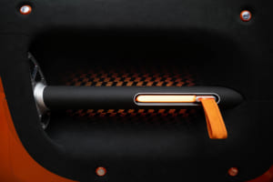 CONCEPT AMG GT XX：オレンジ色の照明による演出は、コンセプトモデル用だろうが、F1マシンに似た形状のステアリングや、大型の液晶パネルなどは量産車にも採用されるかもしれない。