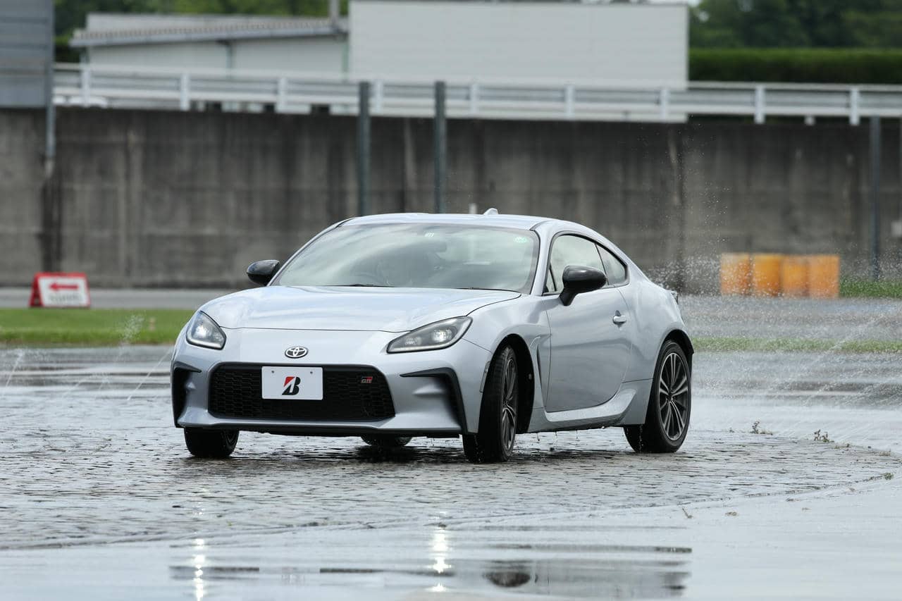 ブリヂストン テストドライバーの“神業”を追体験。タイヤ評価の裏側に迫る「実車評価技術 体感試乗会」