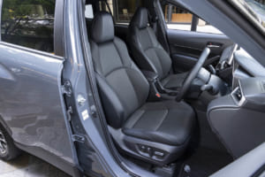 トヨタ・カローラ クロス：高いホールド性で運転姿勢が安定するスポーツシートを採用（Zグレード）。薄さとホールド性を両立し、身体に負担のかかりにくい運転姿勢を保ち、長時間の運転でも疲れにくいシートを実現。