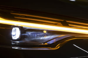 トヨタ・カローラ クロス：トヨタ車で初採用となる（日本初）シグナルロードプロジェクションSRPを採用。ウインカーと連動して光の矢印が点灯し、歩行者や周辺の車両への認識性を向上。これにより、夜間の見通しの悪い交差点などで発生しやすい出会い頭の衝突事故抑制に貢献する。