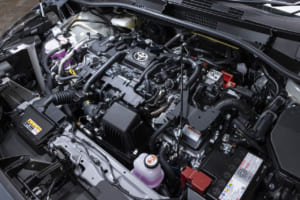 トヨタ・カローラ クロス：エンジンは、Z、S、Gグレードには1.8Lのハイブリッドモデルで2WD／4WDの設定。GRスポーツに関しては2Lハイブリッドの4WDモデルを用意。いずれもハイブリッドモデルに一本化された。