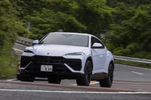 ランボルギーニ「ウルスSE」がSUVの概念を覆す。800馬力のスーパースポーツPHEVが魅せる別次元のコーナリング性能とは