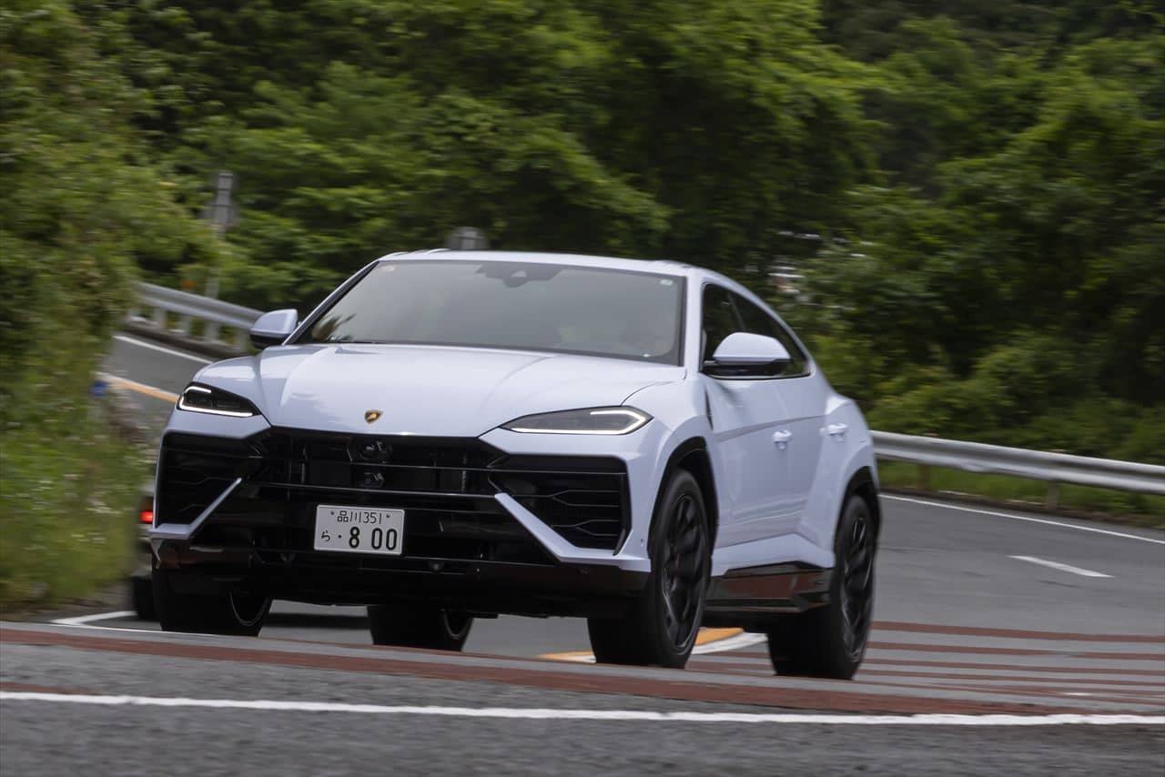 ランボルギーニ「ウルスSE」がSUVの概念を覆す。800馬力のスーパースポーツPHEVが魅せる別次元のコーナリング性能とは