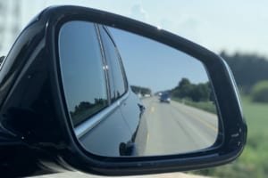 【要注意】なぜクルマからバイクは“消える”のか？ 死角が招く「思い込み事故」とその対策