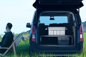 5人乗っても余裕の積載力。フィアット「ドブロ」の限定車「マキシ5ブラックエディション」はアクティブなライフスタイルの相棒