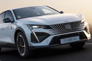 市街地走行の約半分はモーターで。実用燃費を大幅に高めた新型「プジョー 408GTハイブリッド」登場