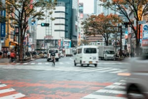 【危険】なぜ左折で右に膨らむ？ 無意識に潜む「逆ハンドル」の危険性とは