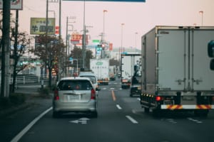 バスやトラックの後ろ、車間を空けすぎ？…実はそれが【正解】です。煽られても、絶対詰めないで