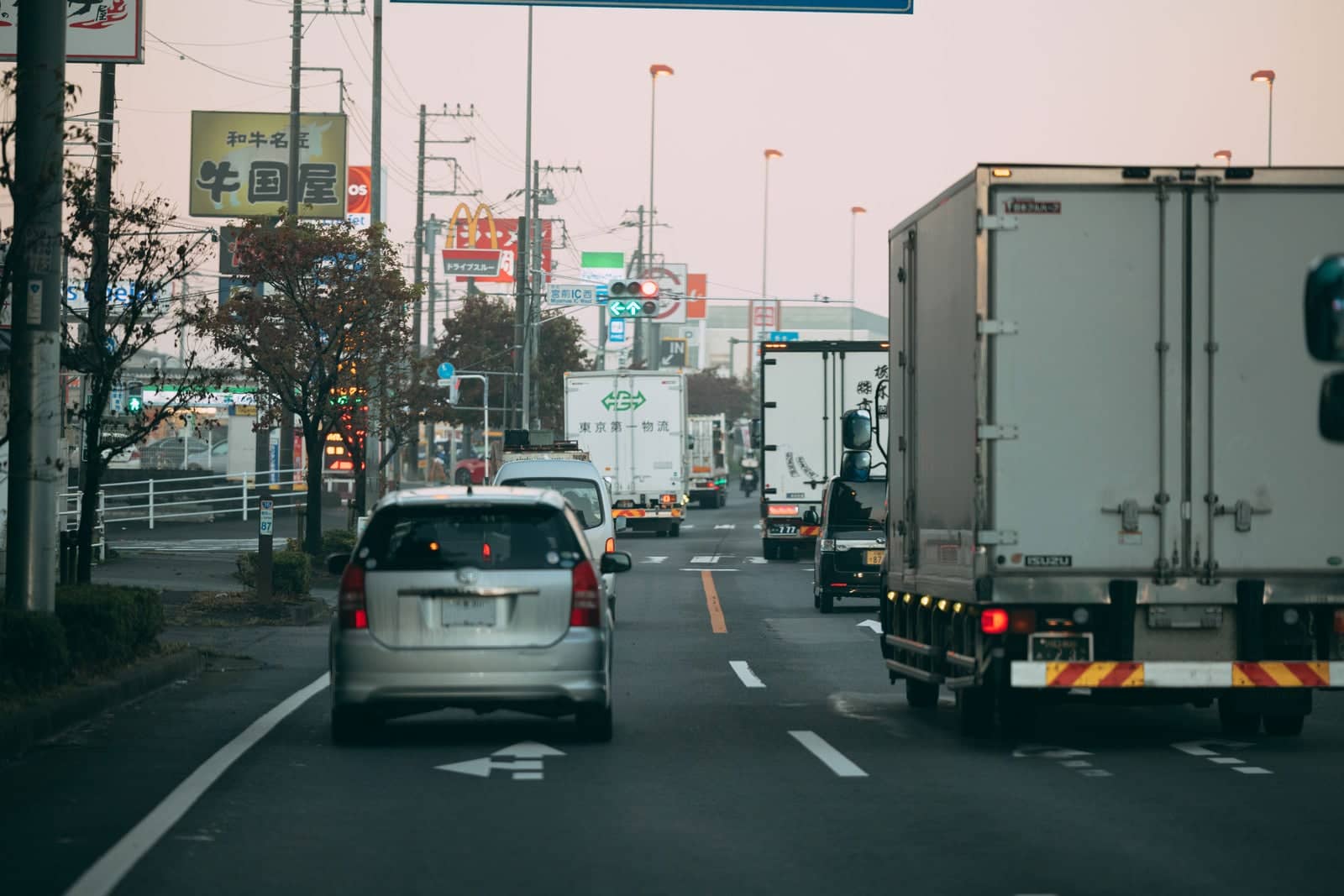 バスやトラックの後ろ、車間を空けすぎ？…実はそれが【正解】です。煽られても、絶対詰めないで