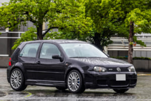 2003年型フォルクスワーゲン・ゴルフR32：ゴルフGTIを上回るハイパフォーマンス・モデルとしてドイツ本国で2002年に登場したゴルフ4のR32（アール・サーティツー）は、日本では2003年に900台限定で販売された。