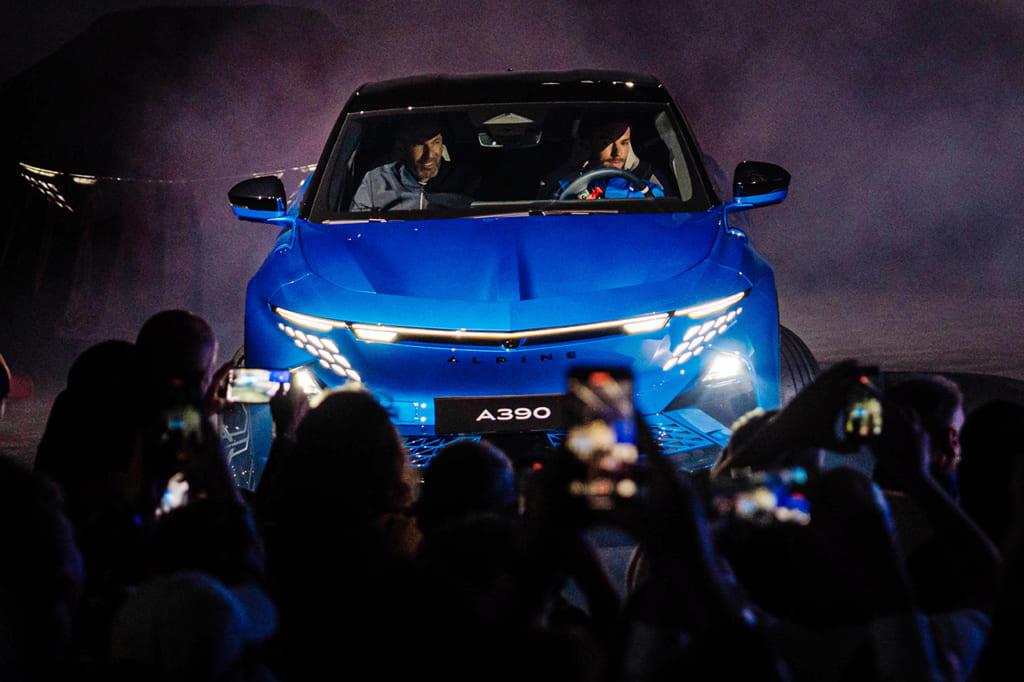 ディエップでお披露目されたアルピーヌA390（右）と、祖先のクラシックA110