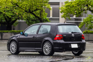2003年型フォルクスワーゲン・ゴルフR32：大幅なカスタムを受けた車両が多い中、この個体の純正との違いといえば、前後ランプが北米仕様に変更、リアホイールにスペーサーが追加、そしてフロントにリップが追加されている程度。