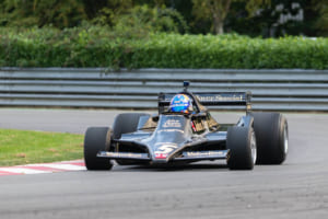 ヤン・ラマースが英国へセルで因縁のF1マシン、ロータス・タイプ79に再会。