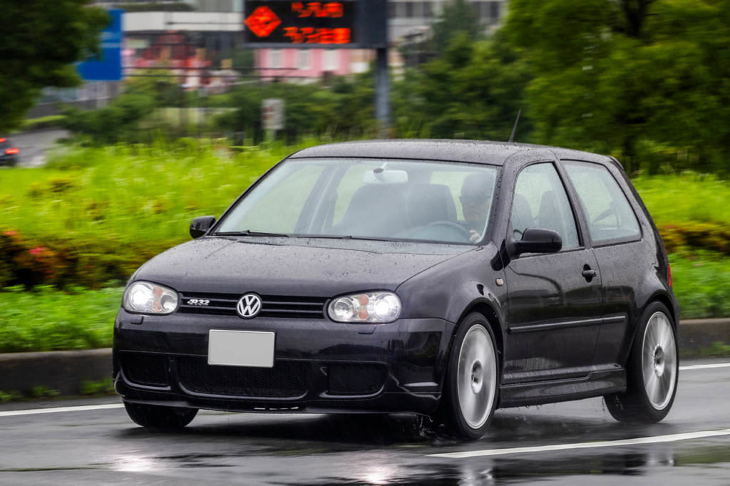 2003年型フォルクスワーゲン・ゴルフR32:大幅なカスタムを受けた車両が多い中、この個体の純正との違いといえば、前後ランプが北米仕様に変更、リアホイールにスペーサーが追加、そしてフロントにリップが追加されている程度。