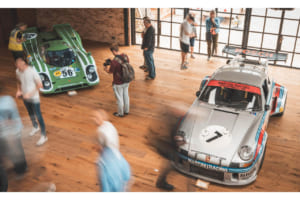 欧州最大級のポルシェイベント「Megaphonics '25」：左は917 K、右は911カレラRSR 2.1ターボ