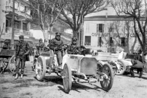1901年に開催されたニース・レース・ウィークで、ハニカムラジエーターを装着したメルセデス35hpが勝利を収めた