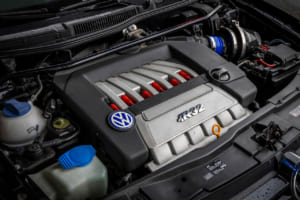 2003年型フォルクスワーゲン・ゴルフR32：搭載するエンジンは3.2LのV型6気筒SOHC 24バルブのNAで、最高出力241ps、最大トルク320Nmというスペック。後継のゴルフ5 R32でも3.2L V6は踏襲されつつ、DOHCとなっている。