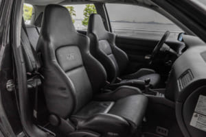 2003年型フォルクスワーゲン・ゴルフR32：内装でも「R32」ロゴ入りのケーニッヒ製シートや専用形状のレザーステアリングホイール、シフトノブやアルミペダルなど、多くの専用装備が奢られている。