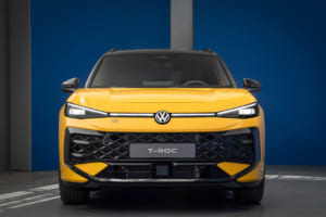 【世界初公開】VW 新型「T-Roc」登場。全長12cm拡大＆全車ハイブリッド化で「クラスの基準」を塗り替えるか